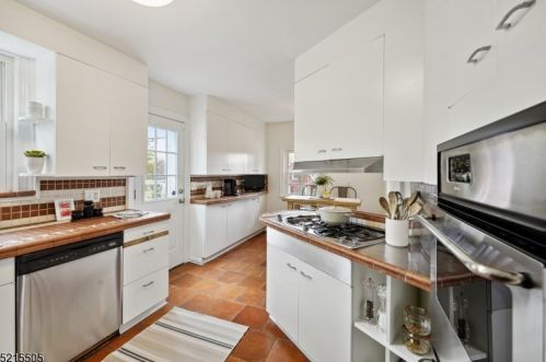 5 Walnut Ct, South Orange NJ  07079-1627 exterior