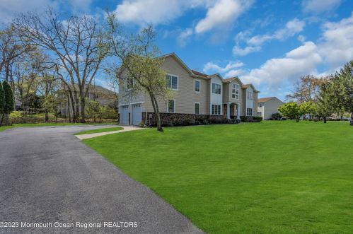 14 Northwoods Rd, Tinton Falls, NJ 07712-2536