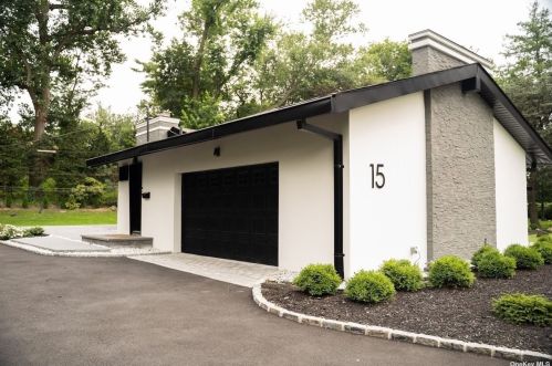 15 Jeffrey Ln, Great Neck, NY 11020-1607