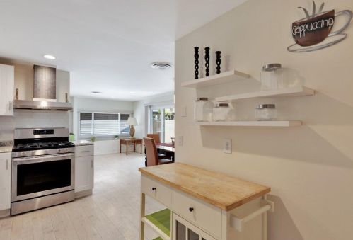 70 Santa Monica St, Palm Springs CA  92264-5257 exterior