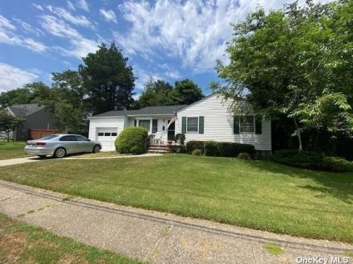 31 Oakrest Ln, Babylon, NY 11702-1506