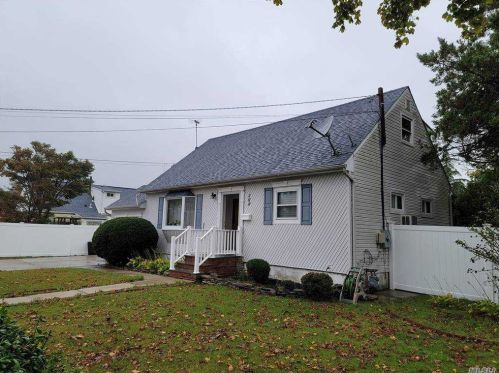 368 42nd St, North Lindenhurst, NY 11757-2405