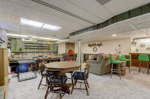 22194 Valley Rd, Waukesha WI  53186-5350 exterior