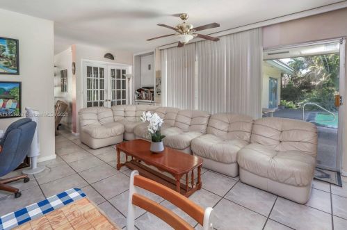 712 10th Ave, Hollywood FL  33019-1903 exterior