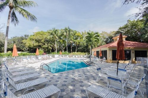 1025 Tarpon Cove Dr, Naples FL  34110-3623 exterior