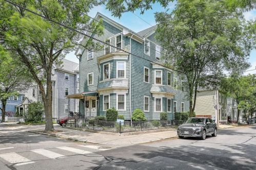 113 Arnold St, Providence, RI 02906-3009