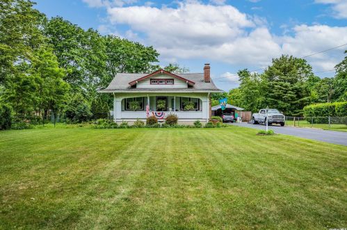 7 Washington Ave, Holtsville, NY 11742-1026