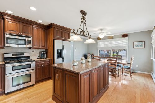 87 Chatham Dr, Oakdale, NY 11769-1403
