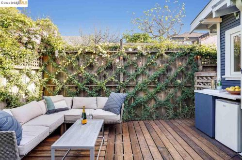 5912 Fremont St, Oakland CA 94608-2217 exterior