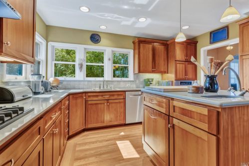 1250 3rd St, Benicia, CA 94510-2804