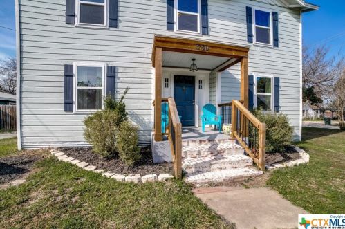 530 Pine St, Seguin, TX 78155-2743