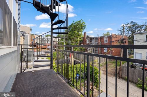 1111 Holbrook Ter, Washington DC 20002-2704 exterior