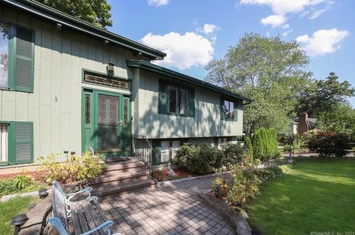 7 White Oak Dr, Southington CT  06489-3835 exterior