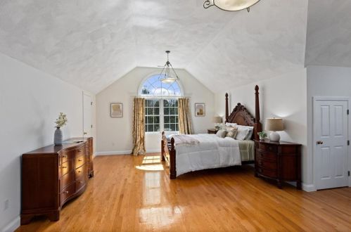 8 Logan Dr, Lincoln RI  02865-1349 exterior