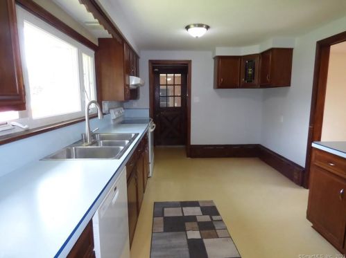 6 Ridgeland Cir, Wallingford CT  06492-2121 exterior