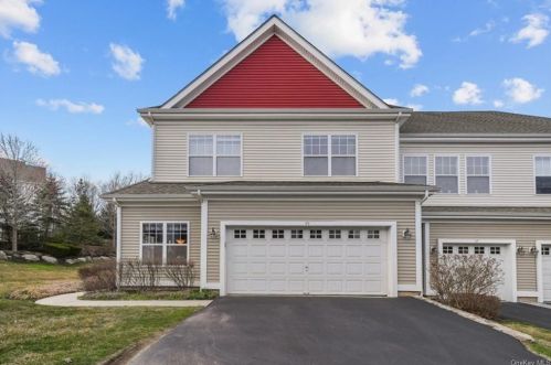 49 High Ridge Ln, Middletown, NY 10940-2672