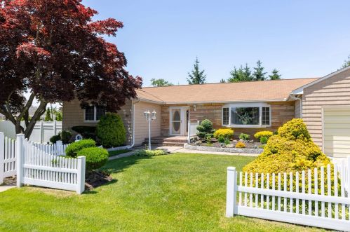 49 Laurel Rd, North Lindenhurst, NY 11757-1307