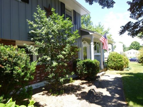 29 Grabner Dr, Waterford, CT 06385-4105