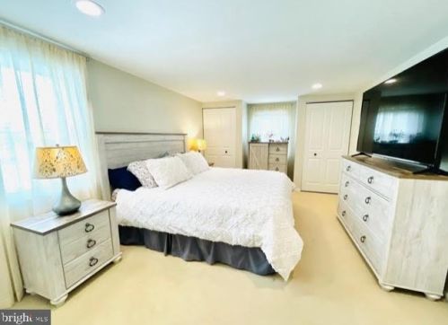 568 Pioneer Cir, Harleysville PA  19438-1728 exterior