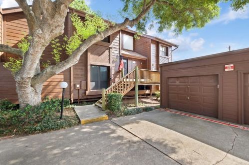 633 Davis Rd, League City, TX 77573-2847