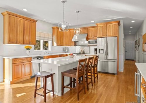 17 Roseview Ct, Bridgeport CT  06611-2078 exterior
