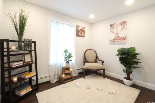 70 Gates Ave, Central Islip NY  11722-1809 exterior