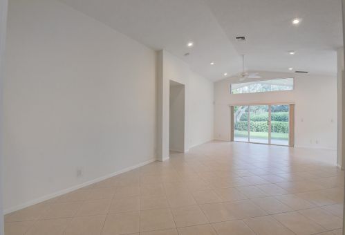 6885 Castlemaine Ave, Boynton Beach, FL 33437-6433