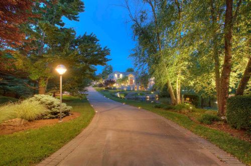 875 Squire Oaks Dr, Covington, KY 41017-1342