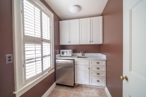 5 Father Peters Ln, New Canaan CT  06840-2215 exterior