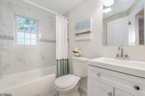 1058 Mayfair Dr, Rahway NJ  07065-1909 exterior