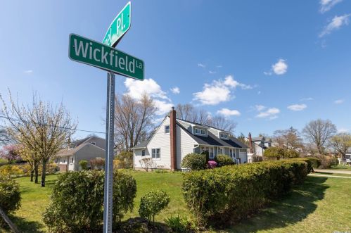 182 Wickfield Ln, Babylon, NY 11703-5306