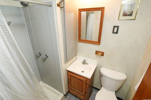 21 Manchester Dr, Bethpage NY  11714-3203 exterior