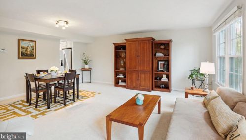 8092 Sleepy View Ln, Springfield, VA 22153-2920