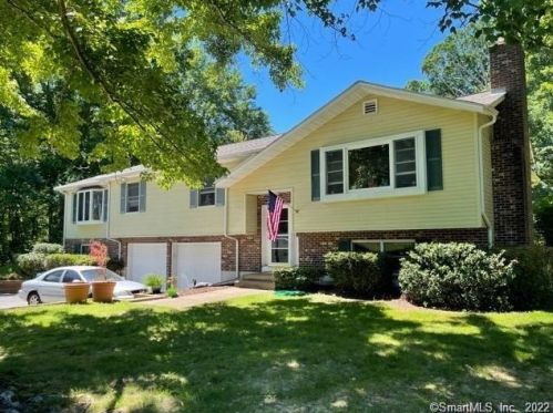 15 Lena Dr, Uncasville CT  06382-1405 exterior