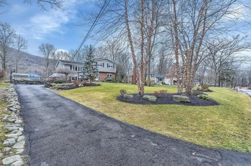 16 Thompson Dr, Washingtonville, NY 10992-1808
