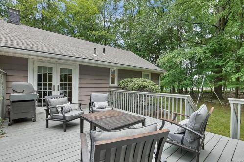 9 Farview Ter, Airmont NY  10901-7531 exterior