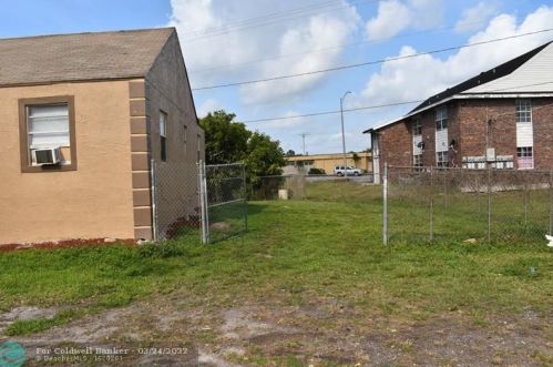 554 1st St, Belle Glade FL  33430-2008 exterior