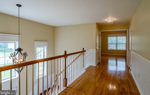 1042 Charter Oaks Dr, Lansdale PA exterior