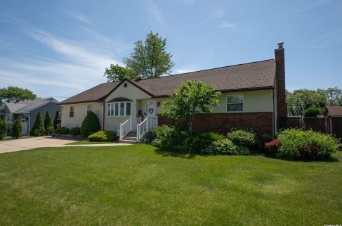 1930 Adams Ave, West Islip, NY 11795-1906