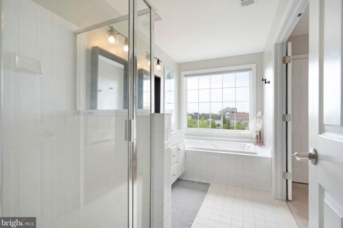 8231 Singleleaf Ln, Lorton VA  22079-5634 exterior
