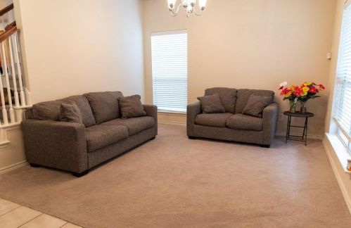 909 Wenk Dr, Aubrey TX  76227-7803 exterior