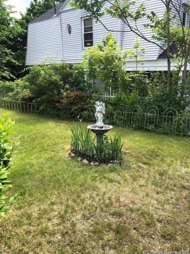 18 Simsbury St, Waterbury CT  06704-2719 exterior