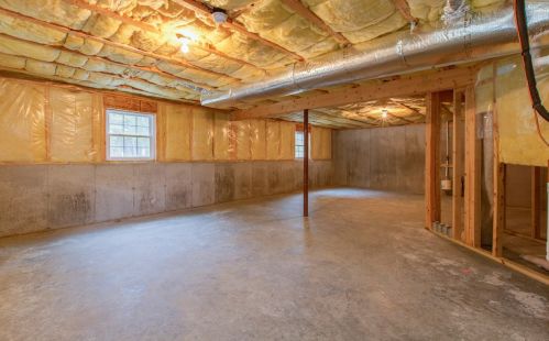 1 Pinecrest Cir, Newton NH  03858 exterior