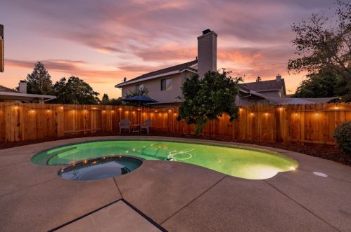 8686 White Peacock Way, Elk Grove CA  95624-3701 exterior