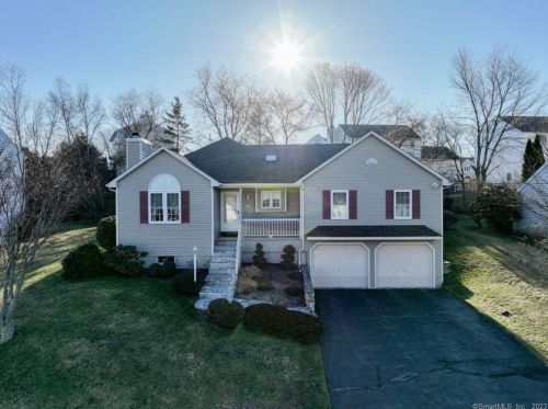 49 Ridgeland Dr, Waterbury, CT 06708-1562