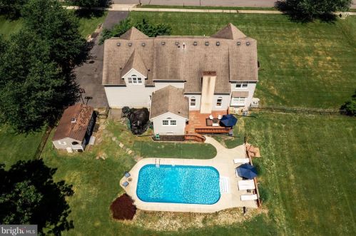 16 Ivy Ln, North Hanover, NJ 08562-1618