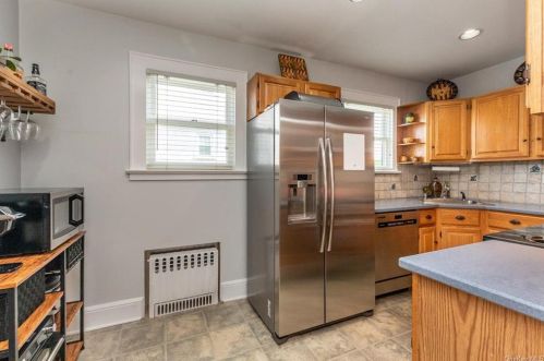 11 Sutton Pl, Crotonville NY  10562-4419 exterior