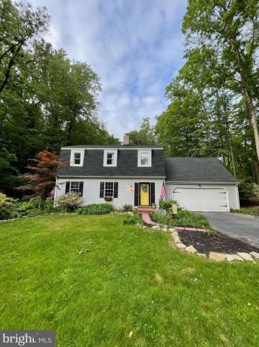 91 Woodbine Dr, Swatara, PA 17033-2665