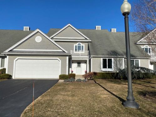 17 Overlook Dr, North Kingstown, RI 02852-1064