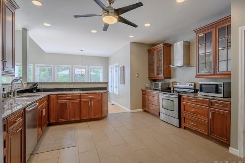 9 New Brg Rd, Brookfield Center CT  06804 exterior